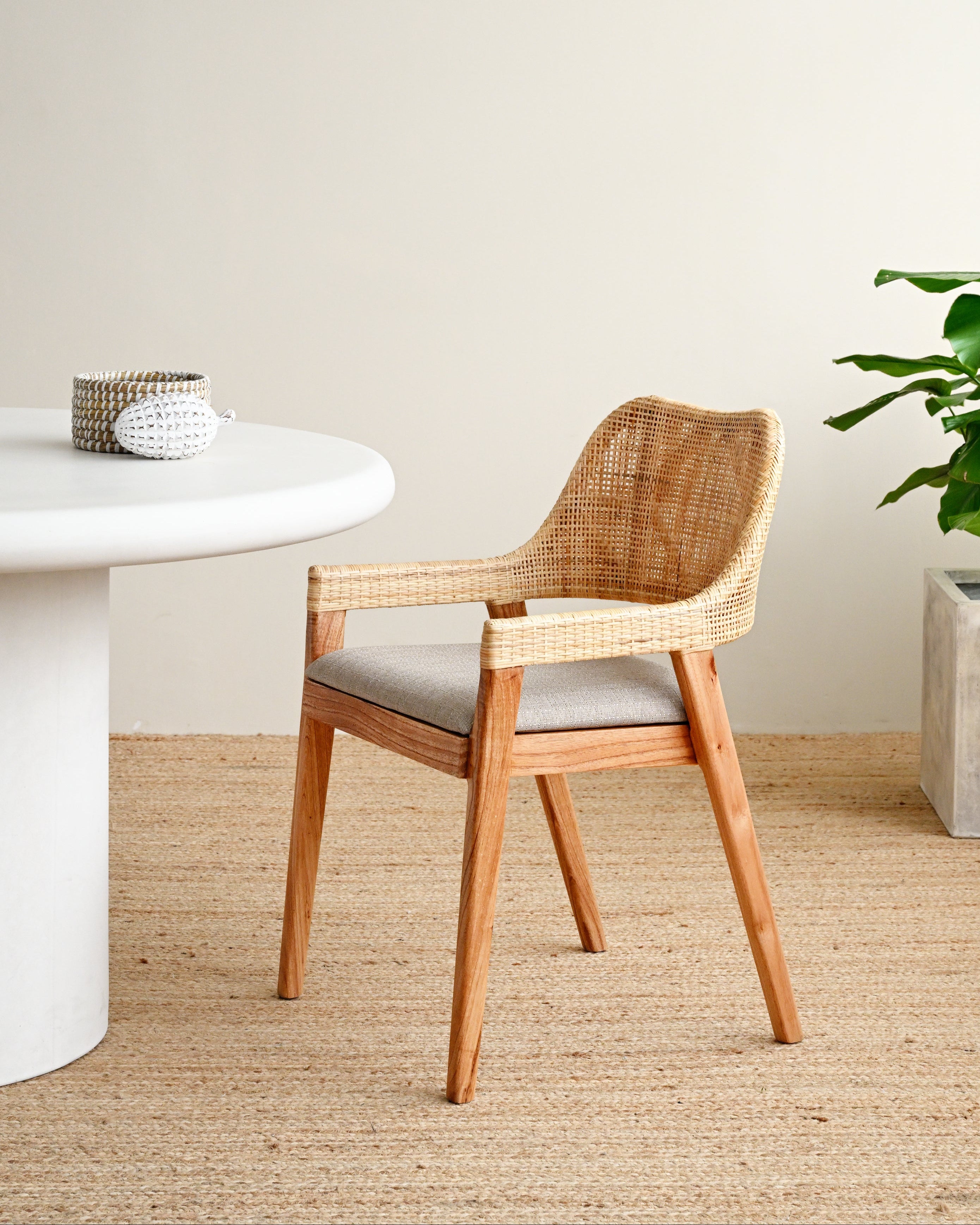 maluku dining chair with white table