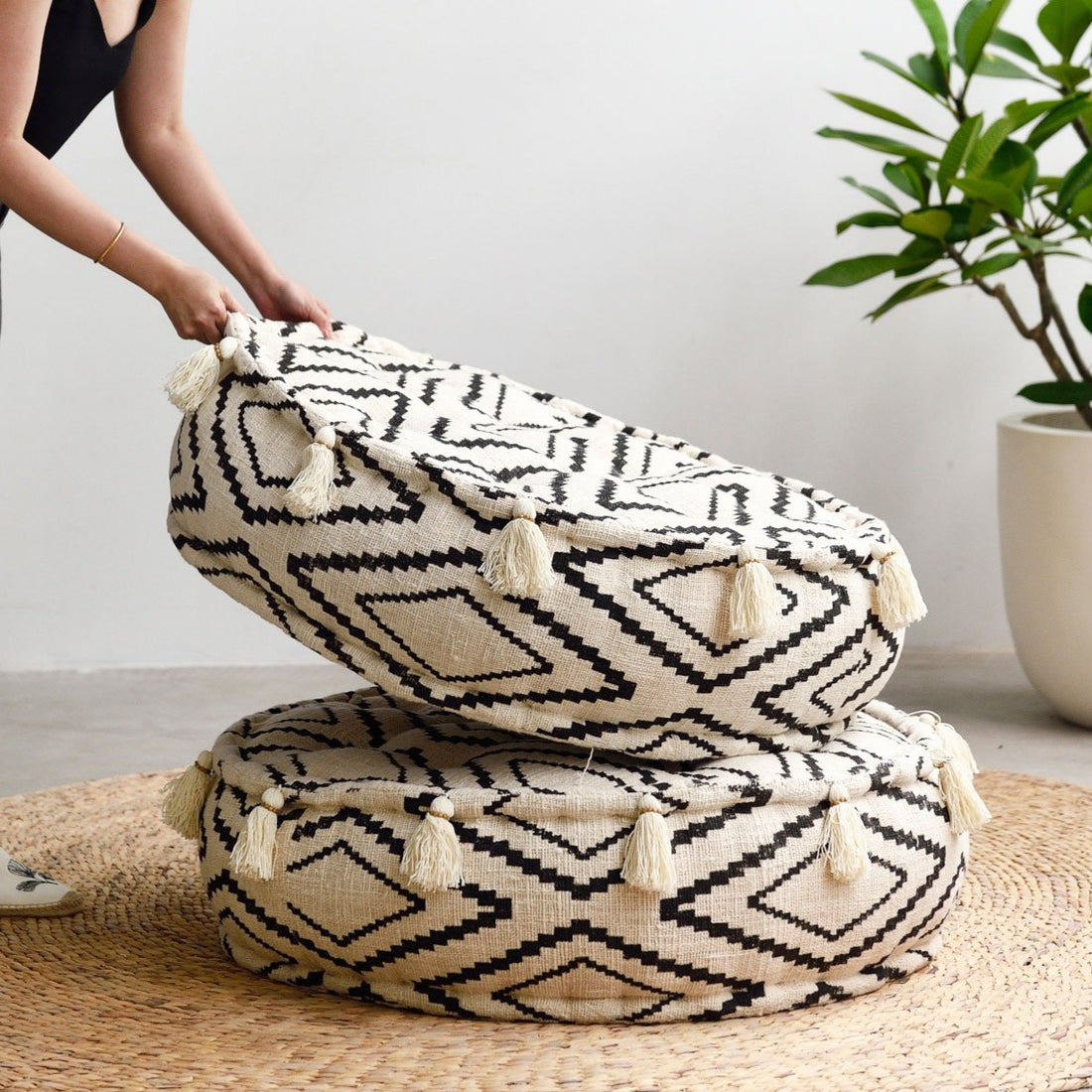 Round Raw Cotton Pouf with Tassels - Natural