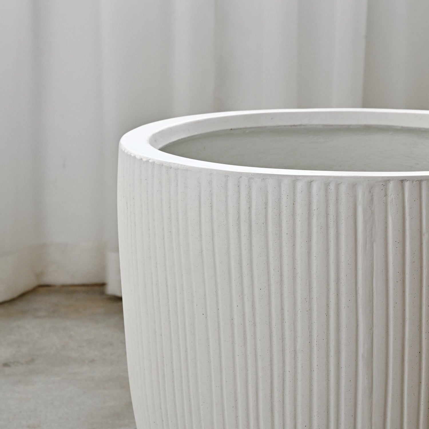 Vinh Concrete Pot - White