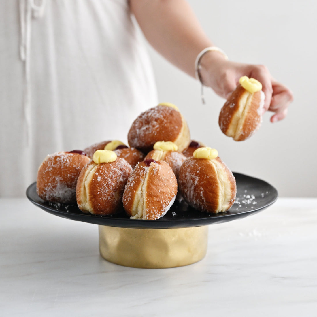 Speckle Footed Cake Stand - Ebony Gold Foot