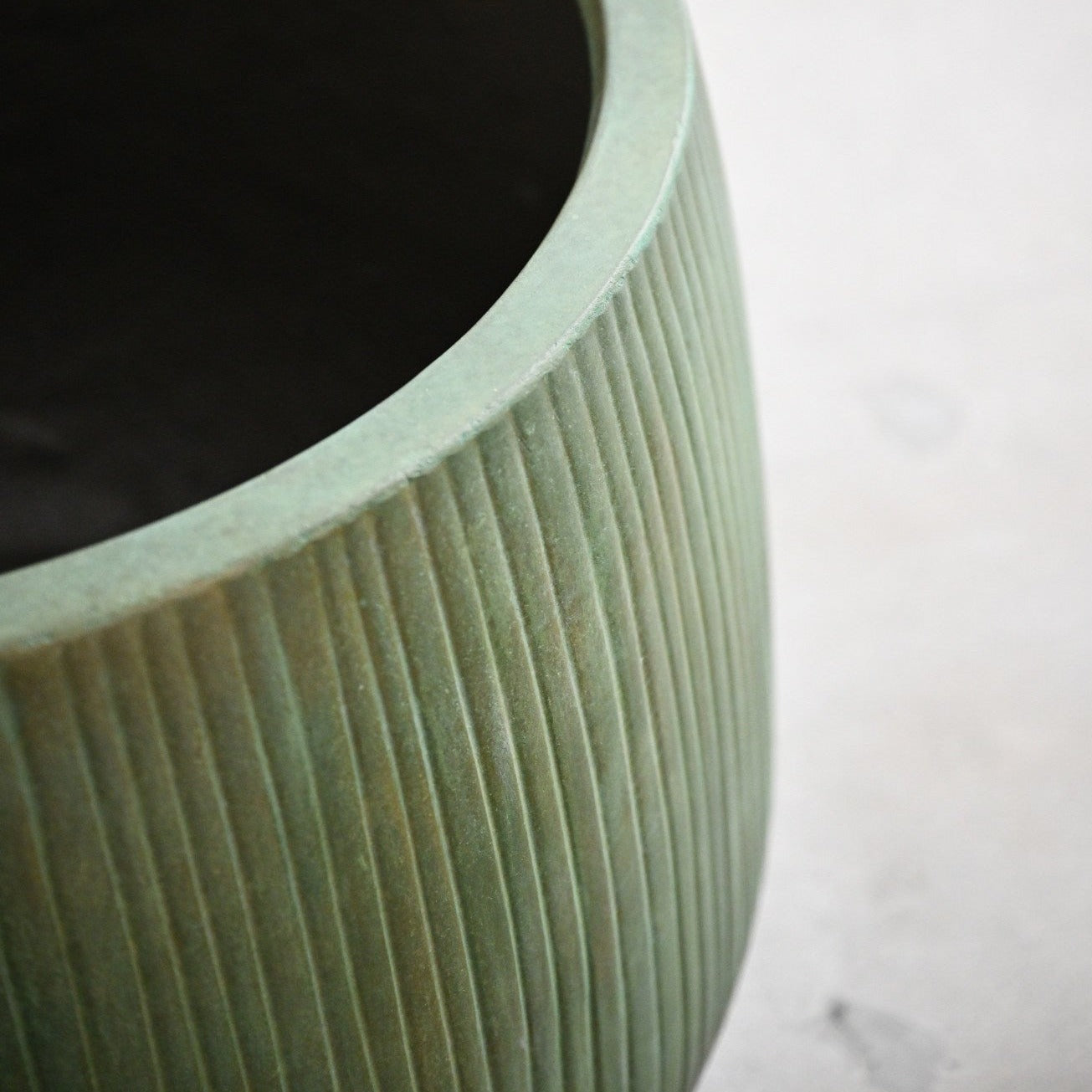 Nerja Concrete Pot - Copper Green