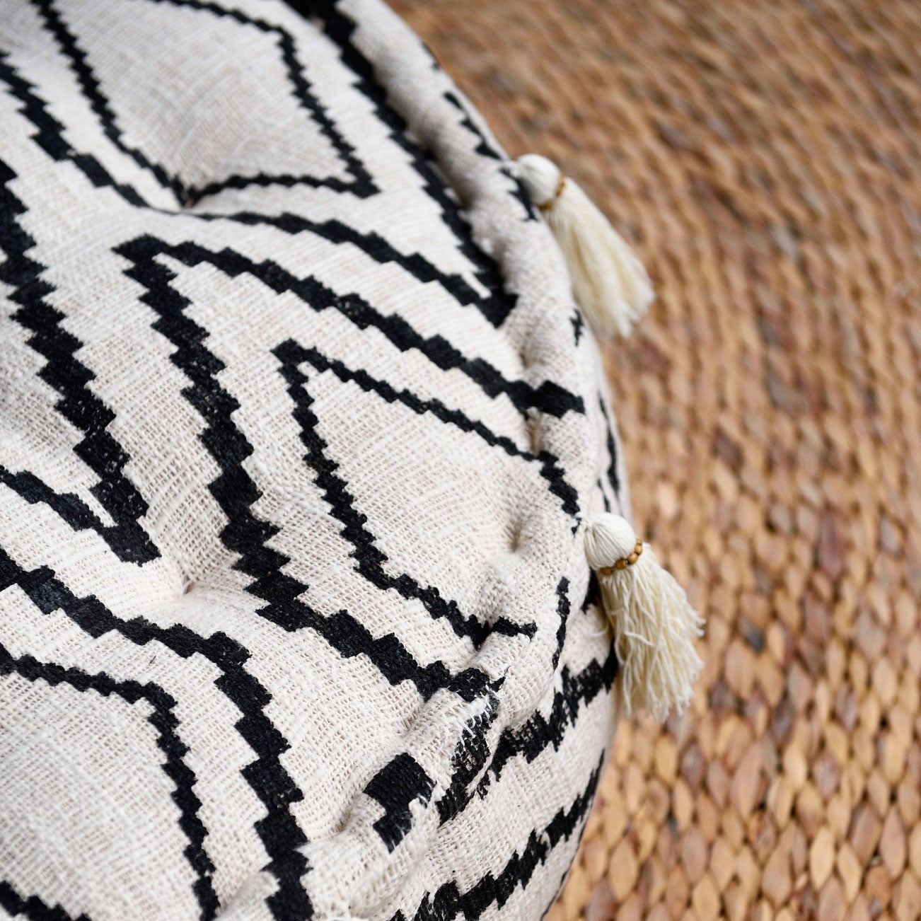 Round Raw Cotton Pouf with Tassels - Natural
