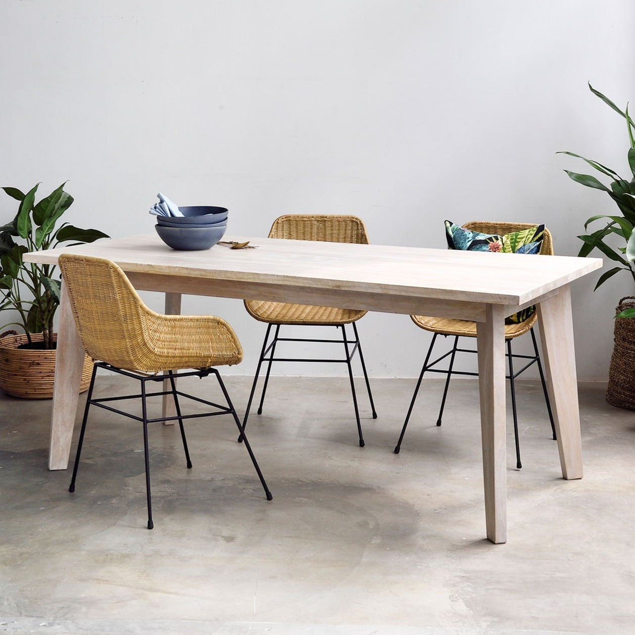 Gili Dining Table in white wash - Furniture