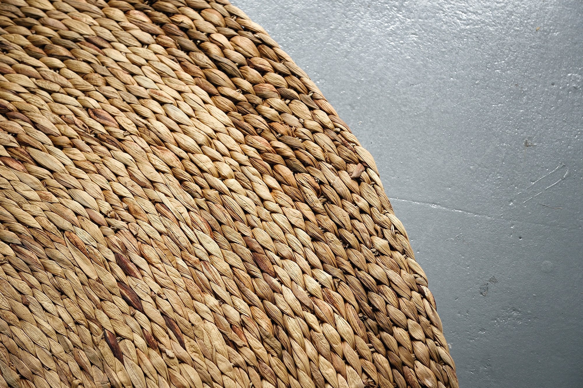 Water hyacinth Circle Rug closeup